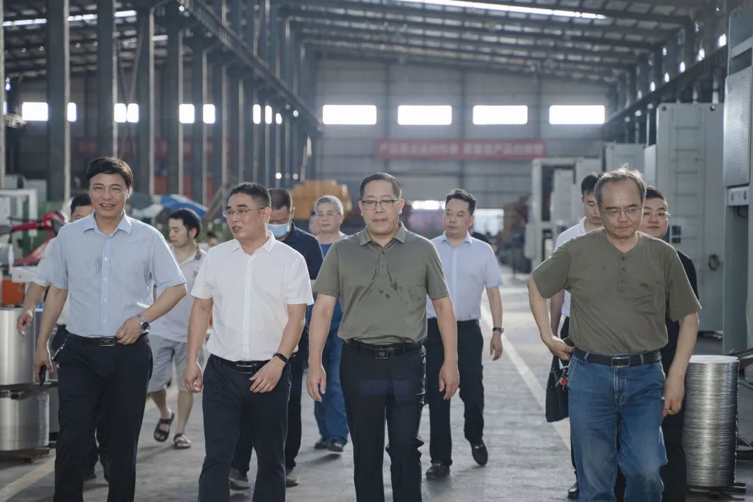 衡東縣縣委副書記、縣長對朝陽集團(tuán)自動化生產(chǎn)線進(jìn)行視察